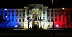 Siedziba Kancelarii Premiera podświetlona w barwach francuskiej flagi