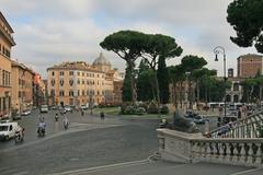 Piazza Ara Coeli in Rome with Via San Venanzio on the right and Via Ara Coeli on the left