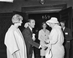 Queen Juliana presenting the Golden Cotton Boll award during a ceremony at the Royal Tropical Institute in Amsterdam, 1960