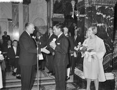 Queen Juliana presenting the Golden Cotton Boll award at Royal Tropical Institute, Amsterdam, 1960