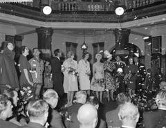 Queen Juliana presenting the Golden Cotton Boll award in 1960 with all winners of Golden, Silver and Bronze Cotton Boll awards at Koninklijk Instituut voor de Tropen in Amsterdam