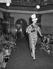 Queen Juliana presenting the Golden Cotton Boll award at the Royal Tropical Institute in Amsterdam, 1960