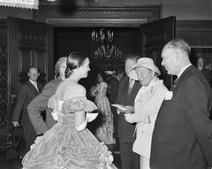 Queen Juliana presenting the Golden Cotton Boll award at the Royal Tropical Institute in Amsterdam in 1960