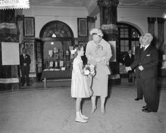 Jopie Nooy offering flowers to Queen Juliana at the jubilee meeting of the National Federation of Mental Public Health in Amsterdam, April 14, 1959