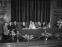 Meeting at the board table of nurses at the Koloniaal Instituut in Amsterdam on 28 May 1948