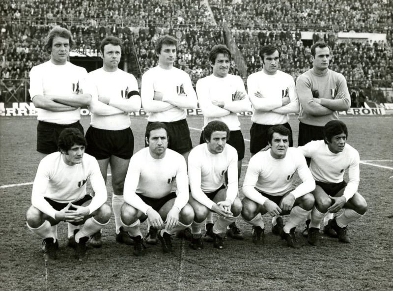 1969-70 AC Fiorentina football team lineup at Bari's Della Vittoria Stadium before Serie A match