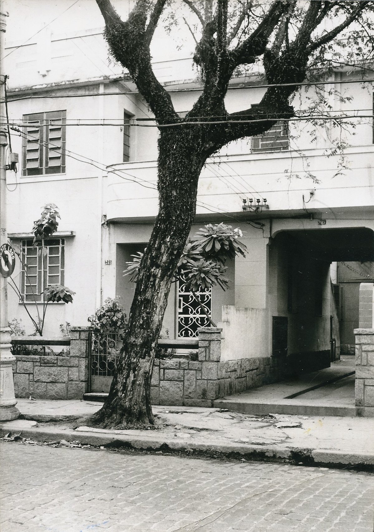Historic black and white photo from Correio da Manhã archive showing a vintage tram on a city street