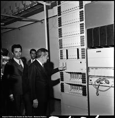 Governor Laudo Natel inaugurating the DDD telephone system in Osasco in 1973