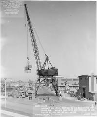 35 ton Washington Portal crane F-4 lifting a heavy load with maximum load and 25% overload at minimum radius