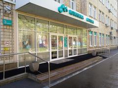 Entrance of Botkin Hospital in Moscow with Medsi clinic signage in April 2025