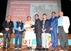 Director IIFPT receiving AICTE Utkrisht Sansthan Viswakarma Awards 2019