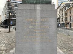 Mémorial à Gabrielle Petit in Brussels showing the front face of the pedestal
