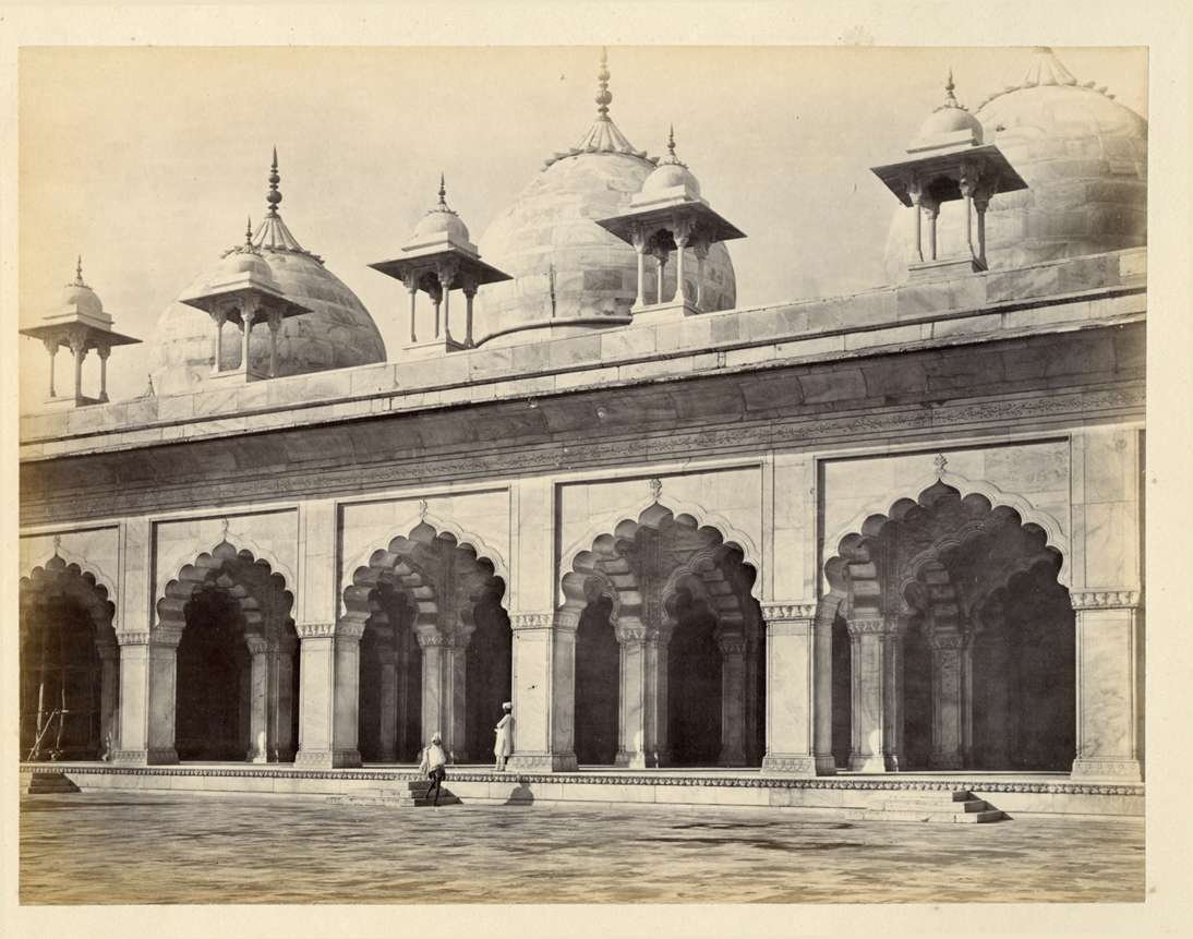 Courtyard view of Moti Masjid in Agra
