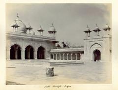 Gelatin silver photograph of Moti Masjid in Agra around 1900