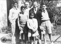 Raúl Scalabrini Ortiz with his children in 1954