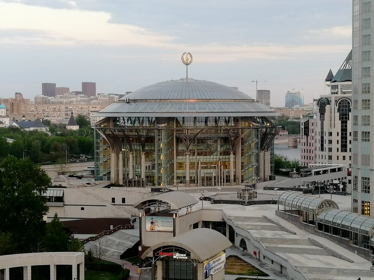 Red hills along Kosmodamianskaya Embankment with building 52c8 in Moscow