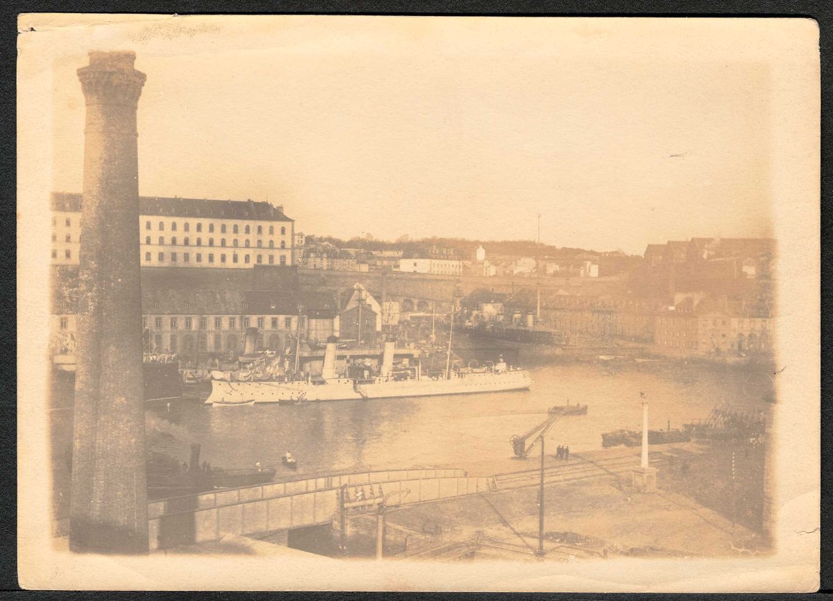 Arsenal with buildings, pools, a military ship in Penfeld, the Consulaire, and Capucins workshops in the background