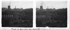 Stereoscopic view of Le bâtiment de la Majorité and surroundings including Consulaire, wagons, boat at bassin Tourville, and houses in Brest