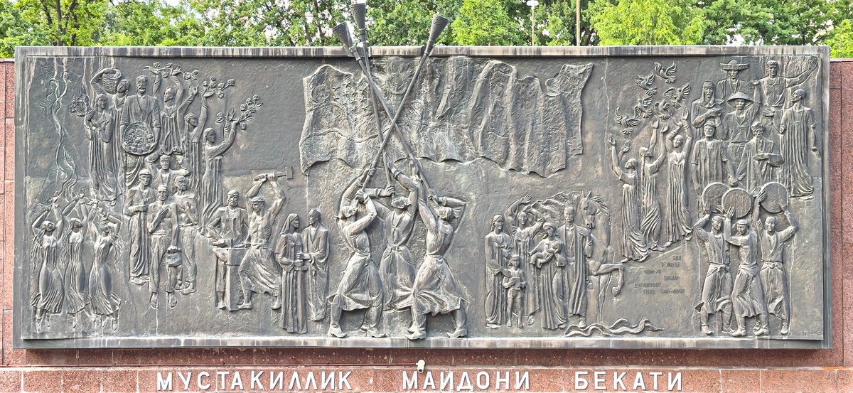 Wall ornament at the entrance to Independence Square metro station