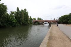 Alte Brücke bridge over the river in Frankfurt am Main with historic buildings and skyline in the background