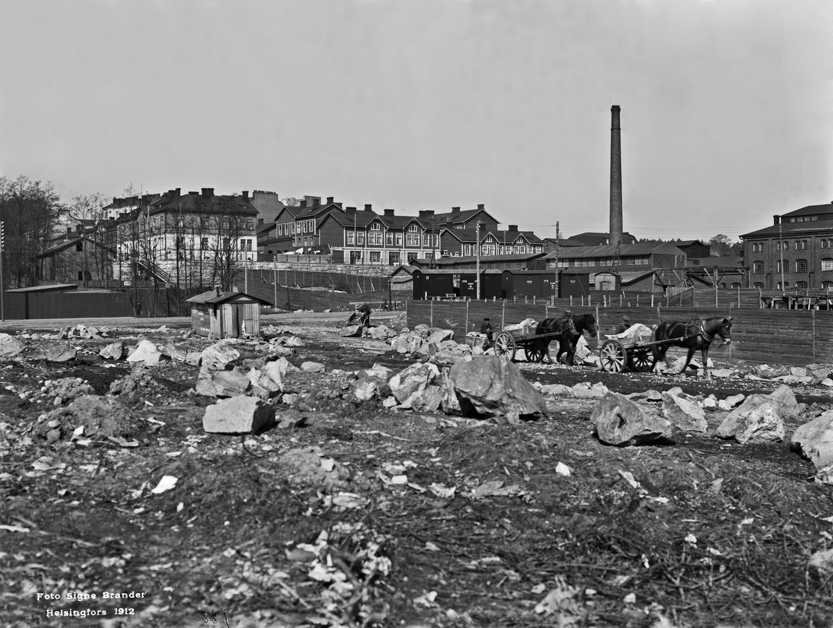 Historic black and white photo of Sörnäisten Rantatie 27 and 29 with Suvilahdenkatu 1, 3, 5 in the background in Helsinki