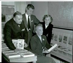 Bokhandlare Nils Sandberg, direktör Torsten Måtte Schmidt, bibliotekarie Elsa Olenius och författarinnan Astrid Lindgren vid kurs på Medborgarhuset i Stockholm 1954