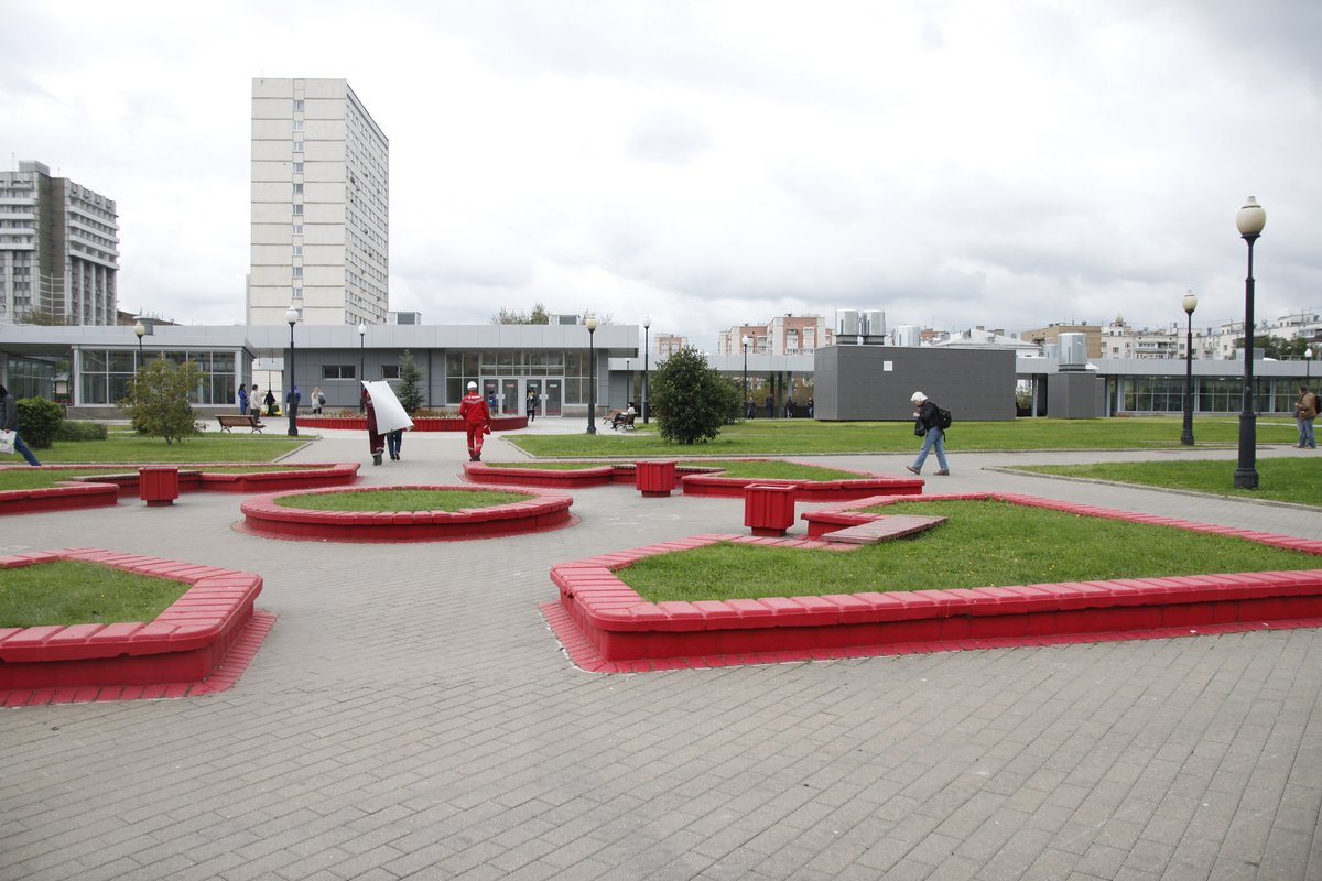 Ploschad Gagarina station of Moscow Central Circle (MCC) with trains and railway infrastructure