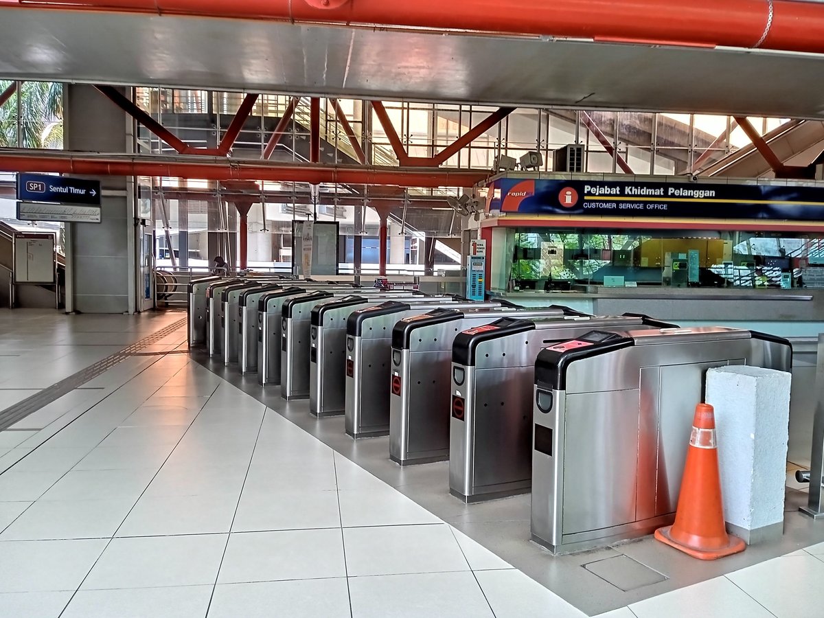 Aras legar stesen LRT PWTC di Kuala Lumpur Malaysia dengan platform kereta api tampak jelas