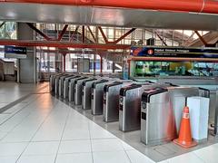 Aras legar stesen LRT PWTC di Kuala Lumpur Malaysia dengan platform kereta api tampak jelas