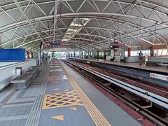 Aras platform stesen LRT PWTC di Kuala Lumpur Malaysia dengan landasan dan peron terawat