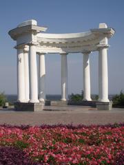 White gazebo in Poltava symbolizing Ukrainian-Russian friendship