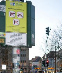 Waffenverbotszone sign in Düsseldorfer Altstadt indicating weapon prohibition area