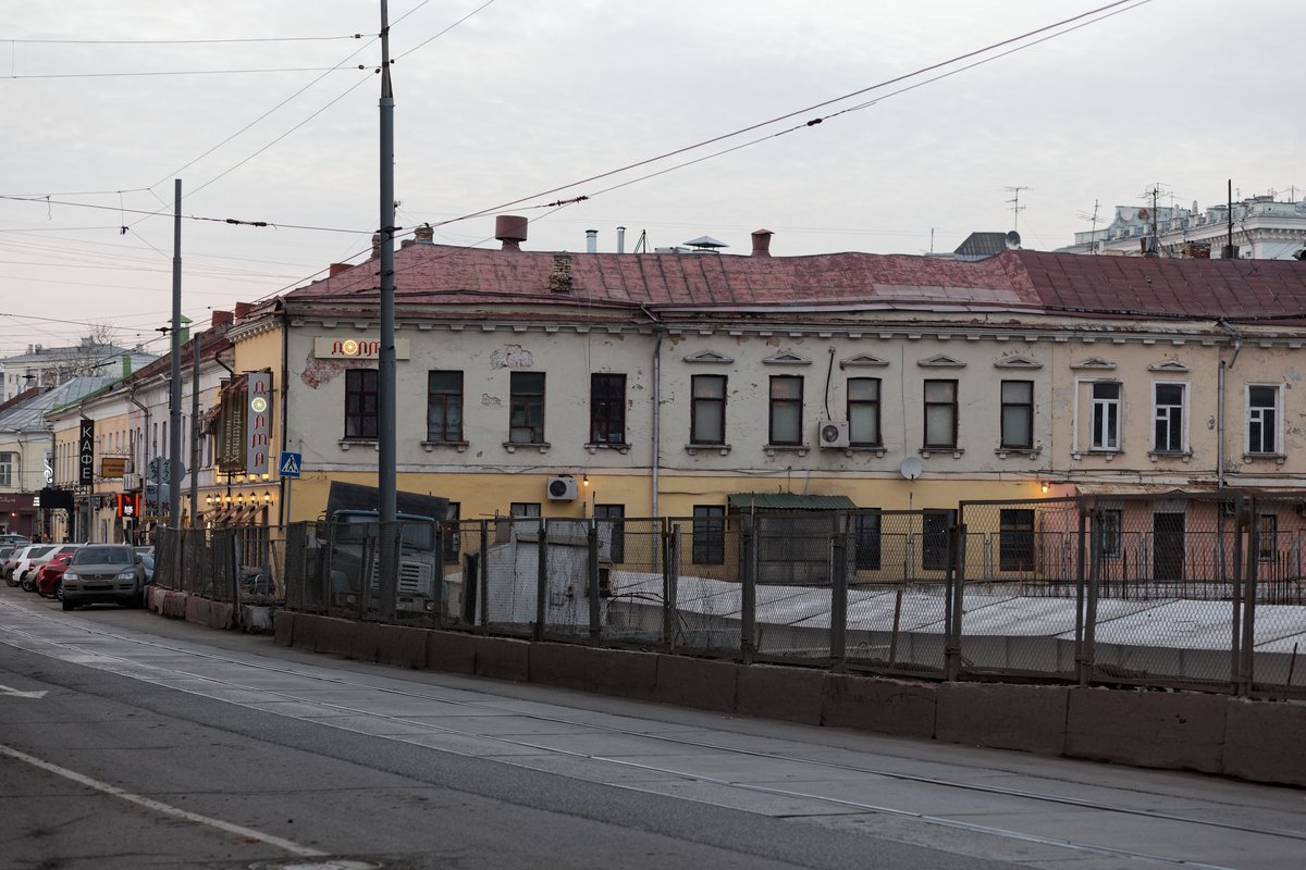 Construction site at Khokhlovskaya Square in Moscow focusing on underground structure