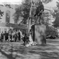 Wreath-laying at the Dokwerker statue commemorating Anne Frank by Junior Hadassah members from New York, Amsterdam, 1957
