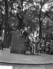 Millie Perkins laying a wreath at the Dokwerker statue in Amsterdam
