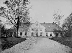 Historic image of Bygdøy kongsgård residential house with benches, driveway, and garden around 1880-1890