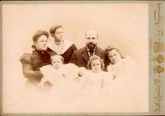 Portrait of Familia de Josep Batlló i Amàlia Godó by photographers Napoleon