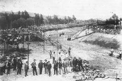 Population of Brendola repairing the 1882 flood of the Brendola river