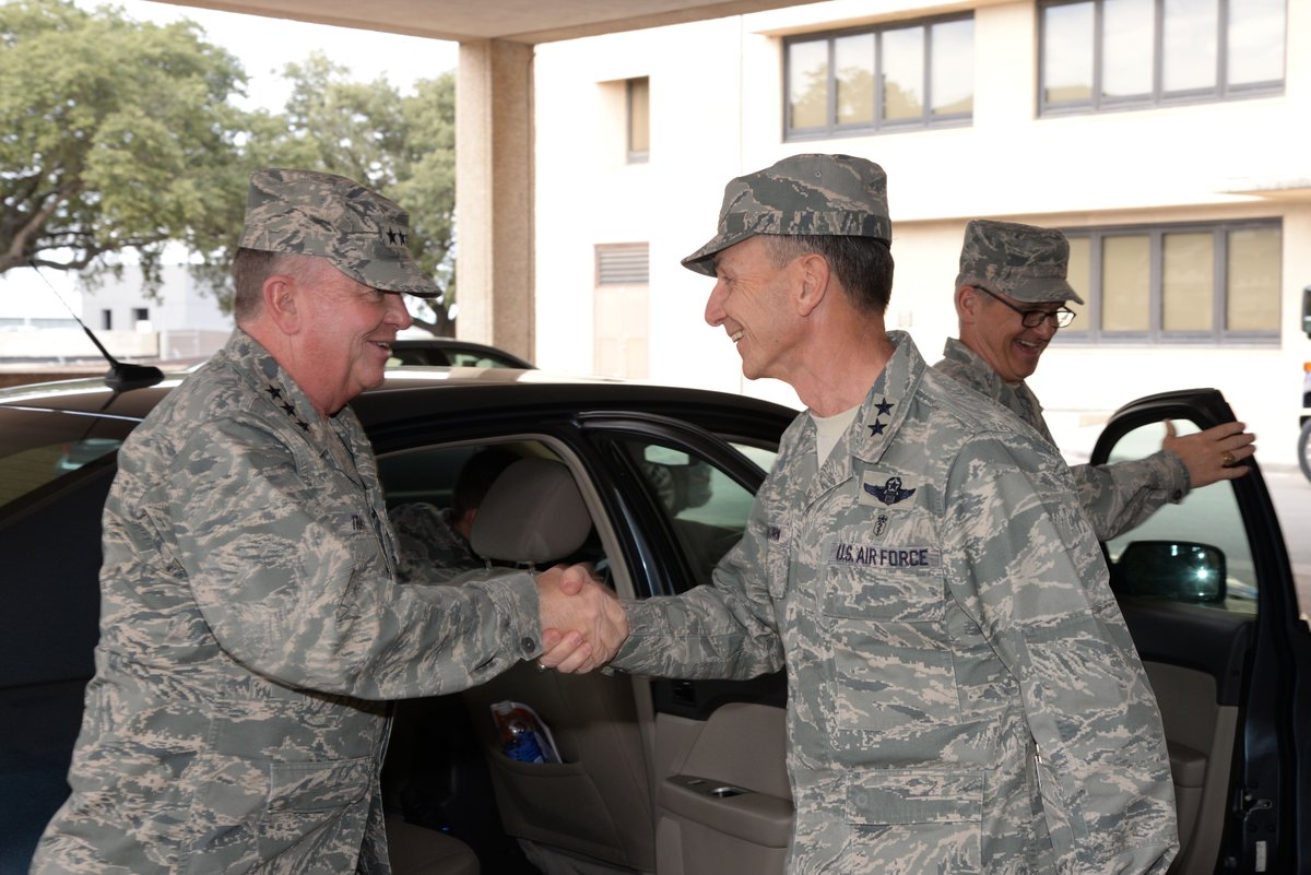 Lt. Gen. Thomas W. Travis greeted by Maj. Gen. Byron C. Hepburn at Wilford Hall Ambulatory Surgical Center