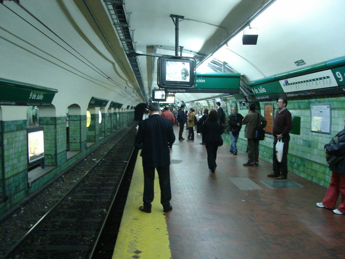 Buenos Aires subway station 9 de Julio platform towards Congreso de T. without train