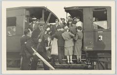 Crowded train platform at Haarlemmermeerstation, Amstelveenseweg, Amsterdam, 1943