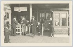 Passengers and train personnel at Haarlemmermeerstation on Amstelveenseweg in Amsterdam, 1943