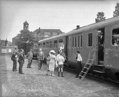 Students using Haarlemmermeerstation temporary station in black and white photo from July 6, 1957
