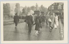 Crowded platform at Haarlemmermeer station on Amstelveenseweg in Amsterdam during 1943