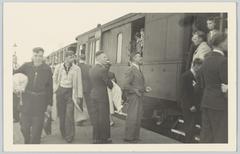 Travelers at a train on the platform of Haarlemmermeerstation, Amstelveenseweg, Amsterdam in 1943