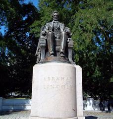 Sitting Lincoln statue in Grant Park Chicago