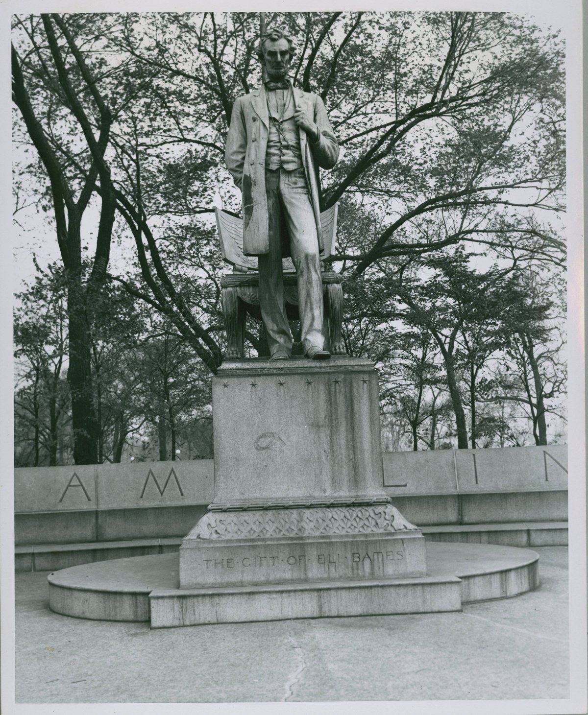 Statue of Abraham Lincoln titled The Man by Augustus Saint-Gaudens in Lincoln Park, Chicago