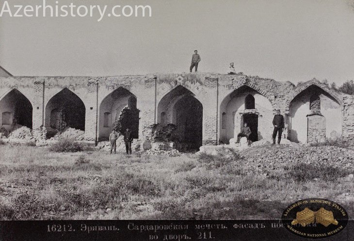 Construction in the courtyard of Sardar Mosque in the 1880s