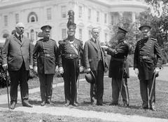 Group photo of Coolidge and Ancient and Honorable Artillery Company on May 26, 1924