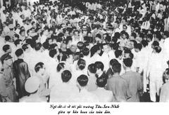 Ngô Chí Sĩ welcomed at Tân Sơn Nhất airport by enthusiastic crowd